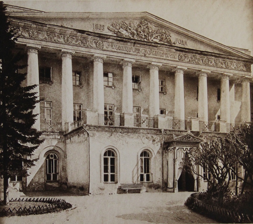 Здание Екатерининского института в Москве
