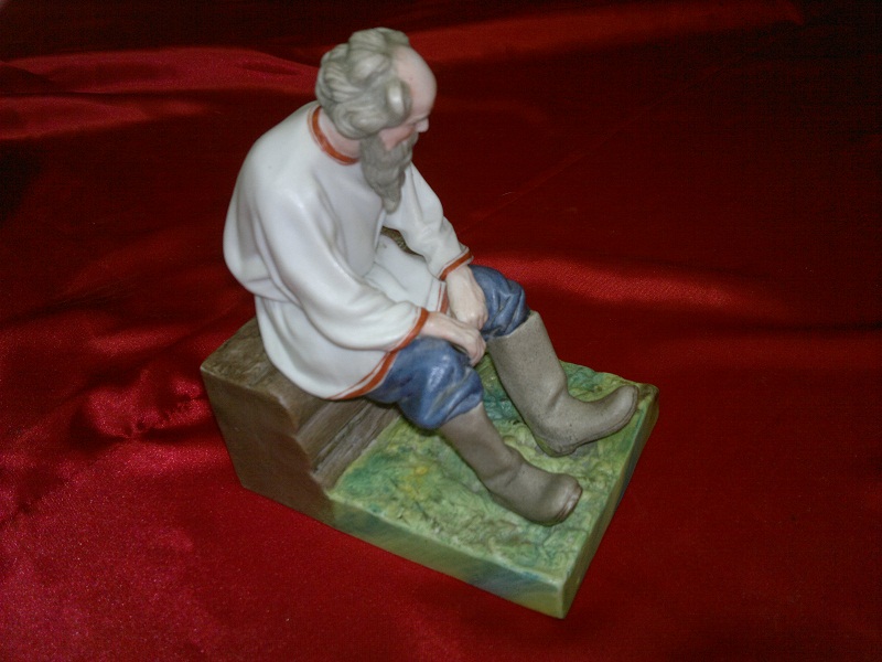 Антикварная статуэтка "Старик на отдыхе", пр-во фабрики Гарднер