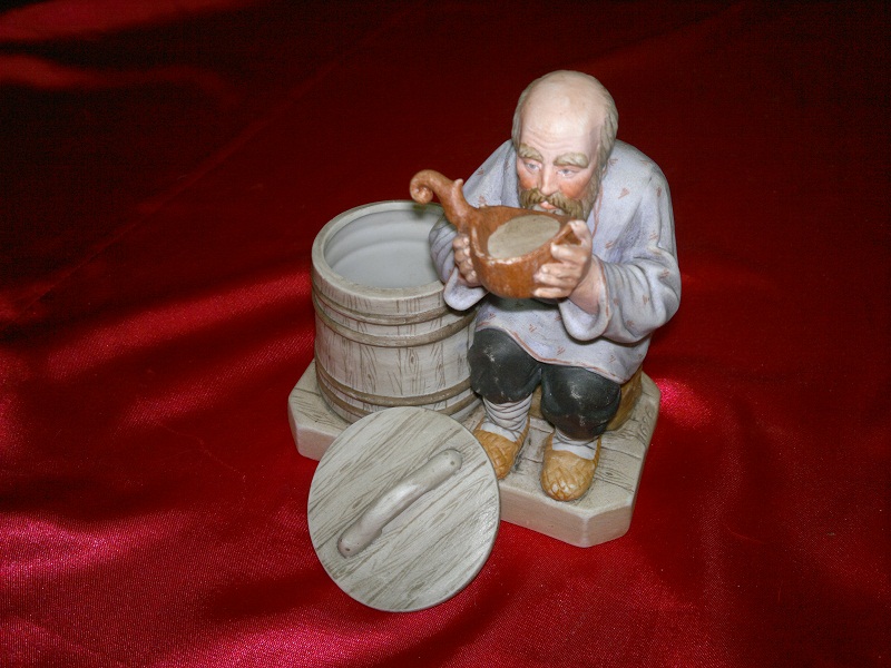 Антикварная статуэтка "Пьющий старик", пр-во фабрики Гарднер